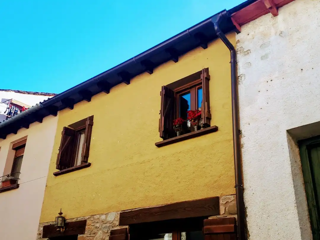 Vista exterior de Casa adosada de lloguer en Benasque amb Calefacció, Parquet i Traster