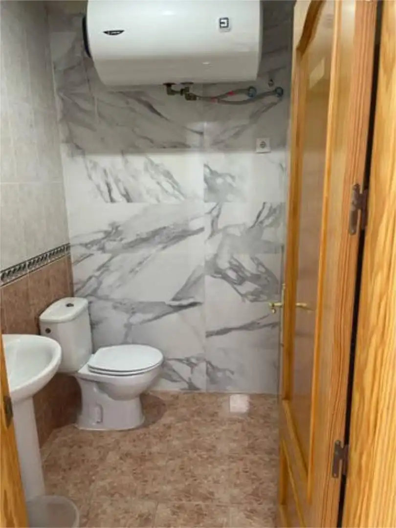 Piso en venta en Cogollos de la Vega Baño de Piso en venta en Cogollos de la Vega con Amueblado