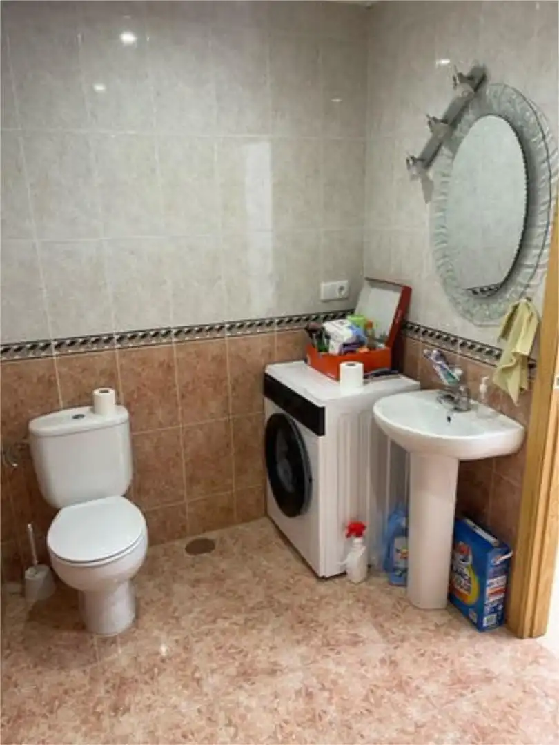Piso en venta en Cogollos de la Vega Baño de Piso en venta en Cogollos de la Vega con Amueblado