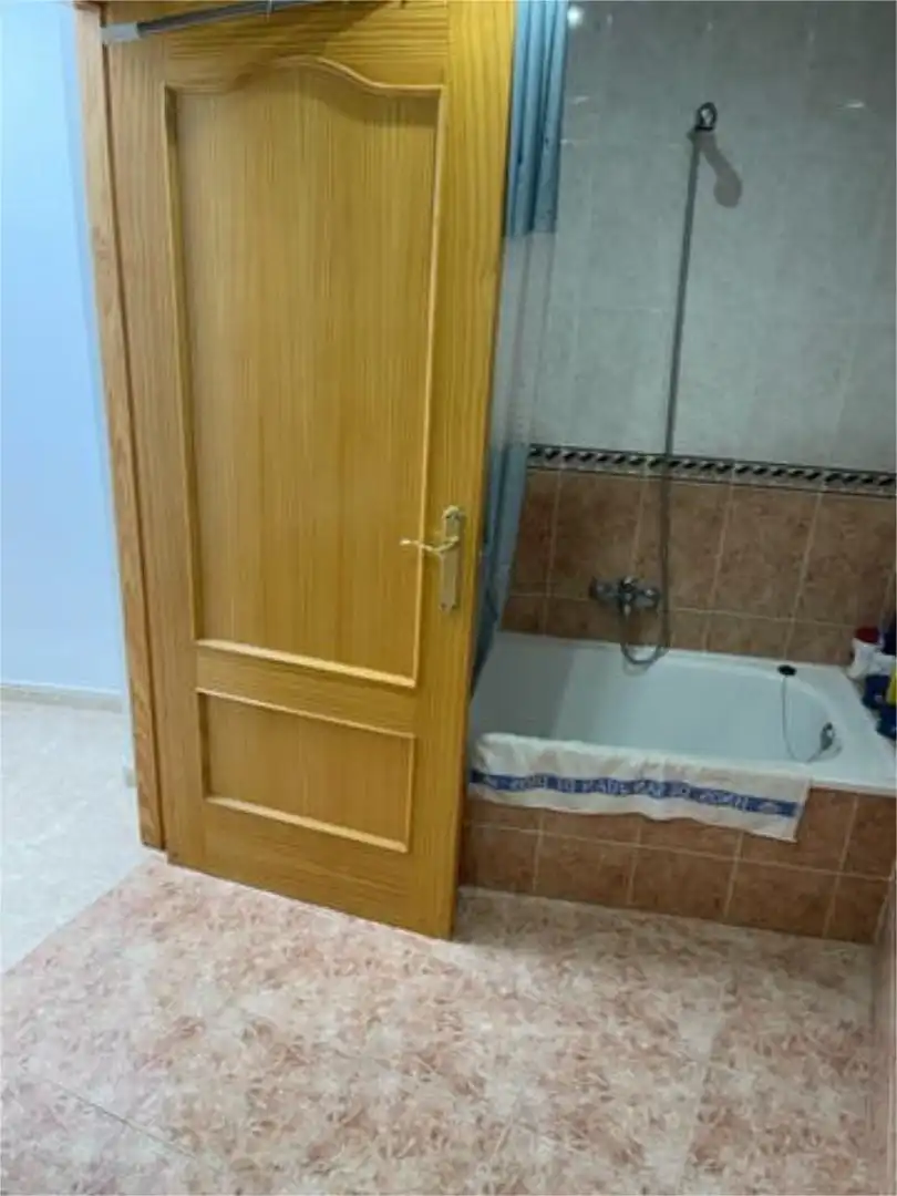 Piso en venta en Cogollos de la Vega Baño de Piso en venta en Cogollos de la Vega con Amueblado