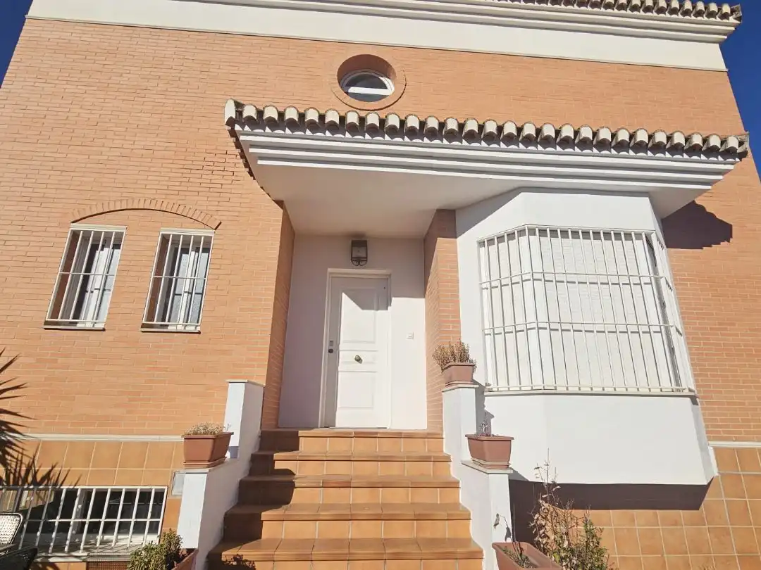 Vista exterior de Casa o xalet en venda en Albolote amb Aire condicionat, Terrassa i Piscina