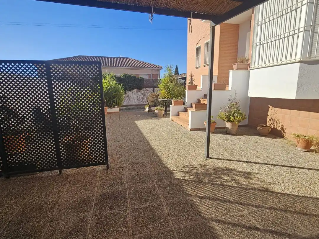 Vista exterior de Casa o xalet en venda en Albolote amb Aire condicionat, Terrassa i Piscina