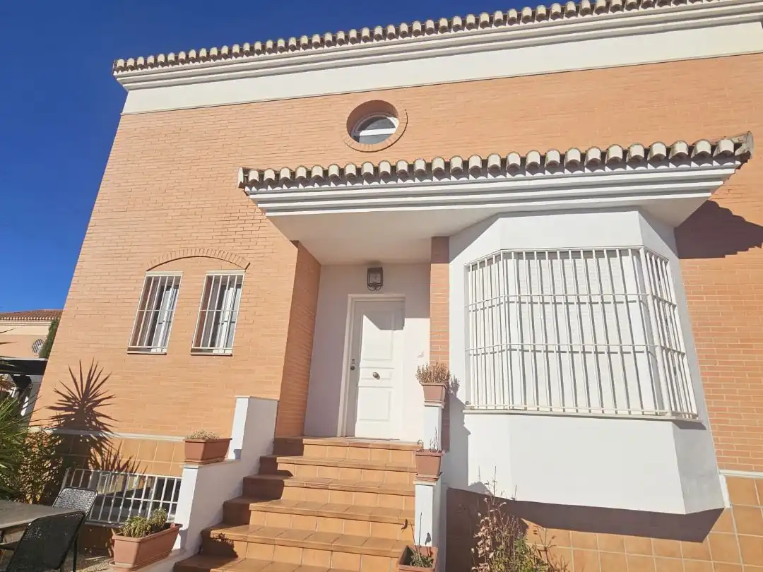 Vista exterior de Casa o xalet en venda en Albolote amb Aire condicionat, Terrassa i Piscina
