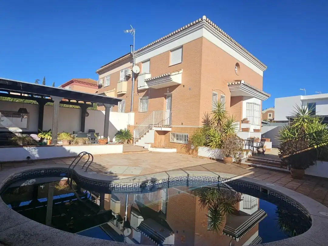 Vista exterior de Casa o xalet en venda en Albolote amb Aire condicionat, Terrassa i Piscina