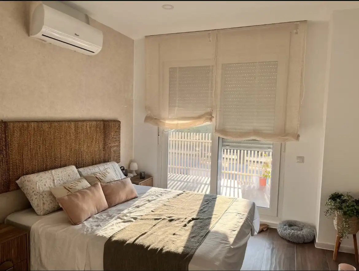 Habitación de Casa adosada en venta en Les Alqueries / Alquerías del Niño Perdido con Aire acondicionado, Calefacción y Jardín privado