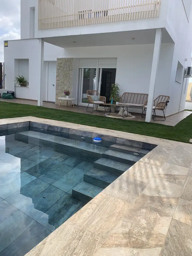 Piscina de Casa adosada en venta en Les Alqueries / Alquerías del Niño Perdido con Aire acondicionado, Calefacción y Jardín privado