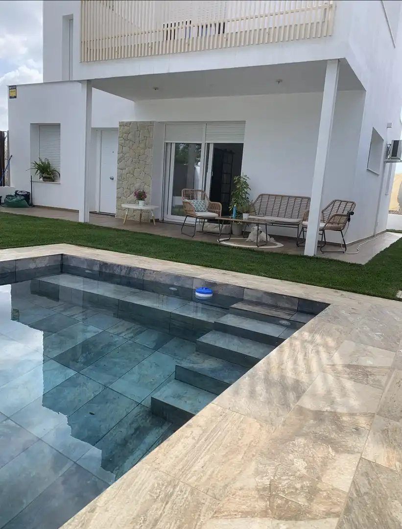 Piscina de Casa adosada en venta en Les Alqueries / Alquerías del Niño Perdido con Aire acondicionado, Calefacción y Jardín privado