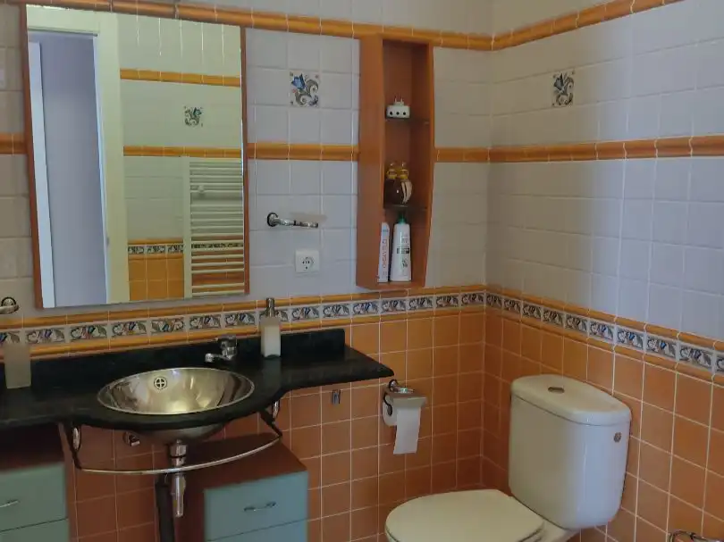 Baño de Piso de alquiler en Baeza con Calefacción, Terraza y Amueblado