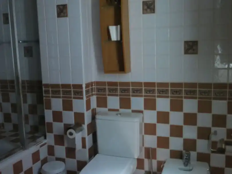 Baño de Piso de alquiler en Baeza con Calefacción, Terraza y Amueblado