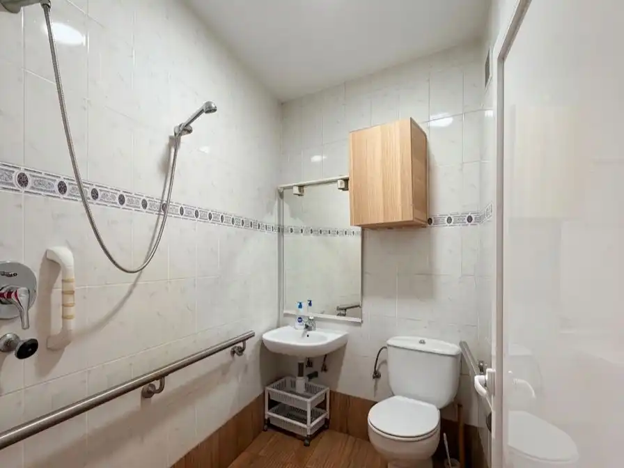 Bathroom of Flat for sale in Madrid  with Air Conditioner, Terrace and Balcony