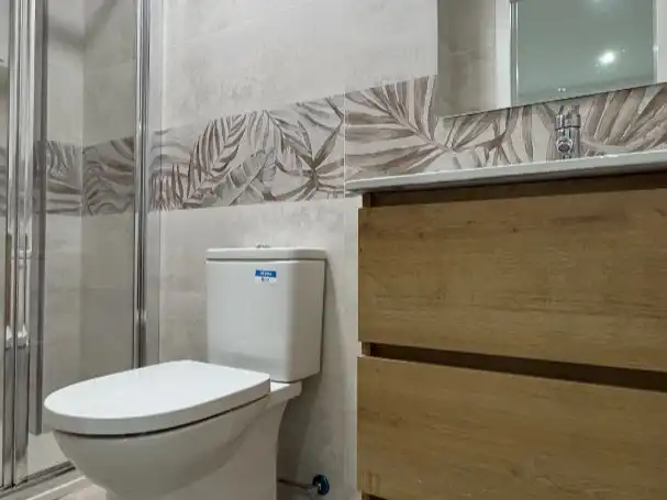 Badezimmer von Wohnung zur Miete in Sevilla mit Klimaanlage, Heizung und Möbliert