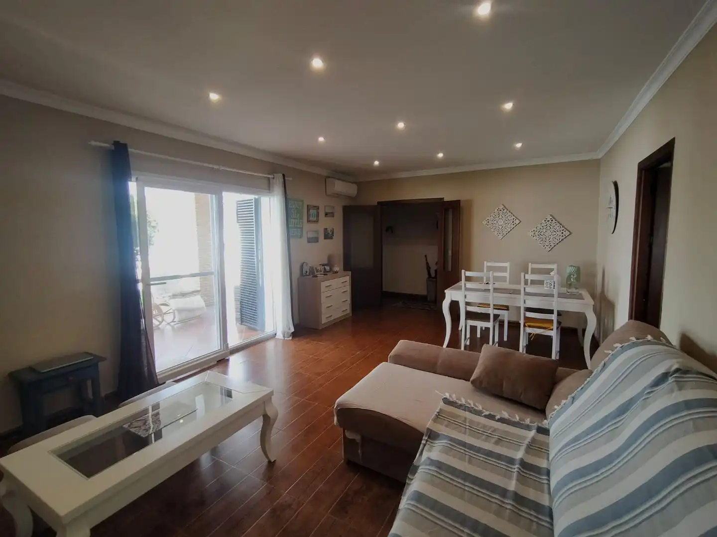 Sala d'estar de Casa o xalet en venda en Chiclana de la Frontera amb Aire condicionat i Piscina