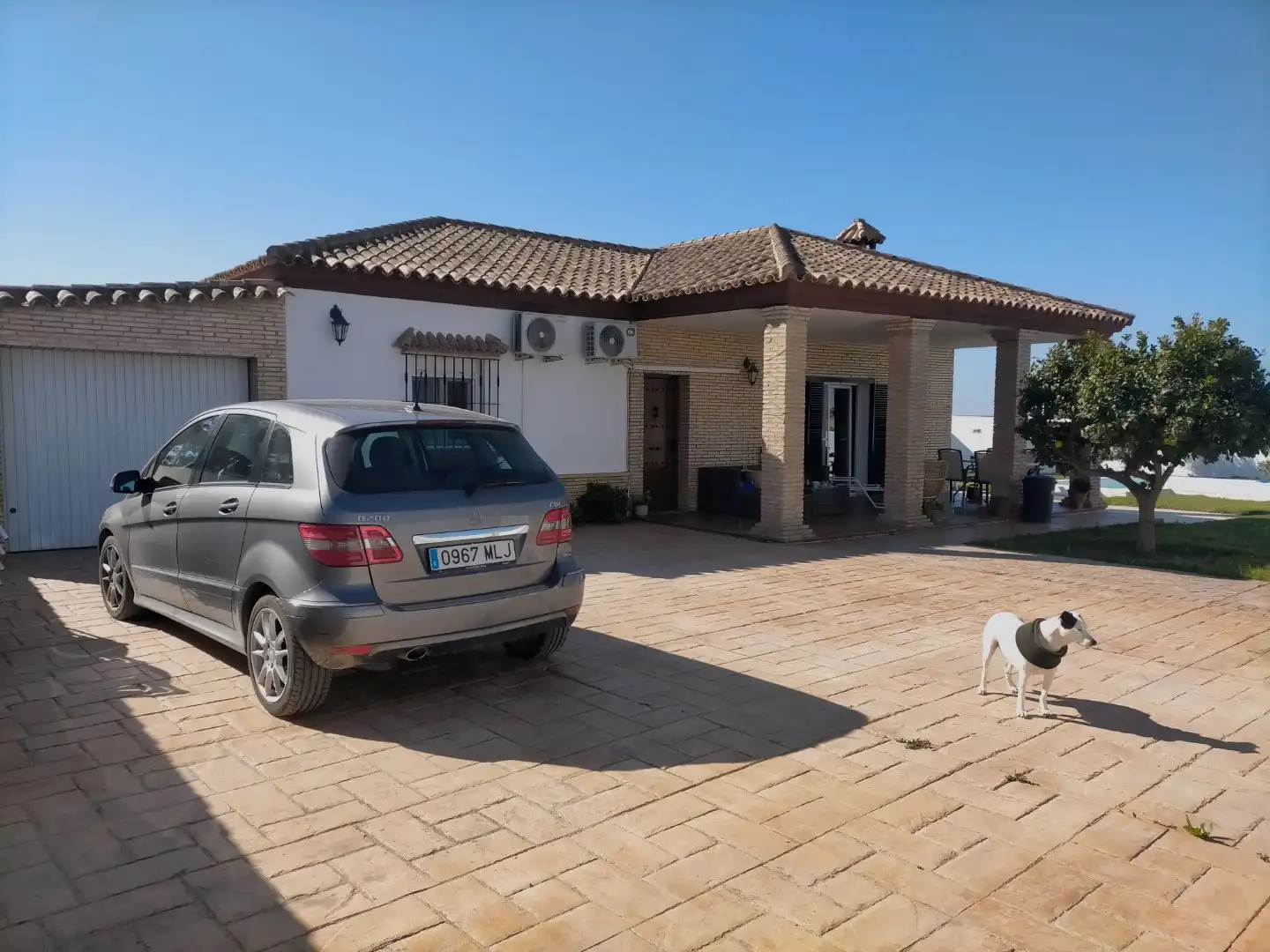 Vista exterior de Casa o xalet en venda en Chiclana de la Frontera amb Aire condicionat i Piscina