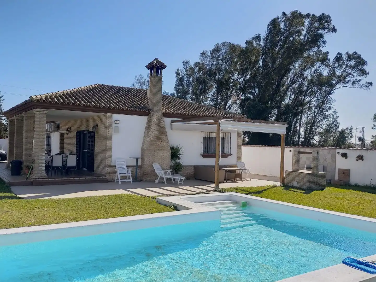 Vista exterior de Casa o xalet en venda en Chiclana de la Frontera amb Aire condicionat i Piscina