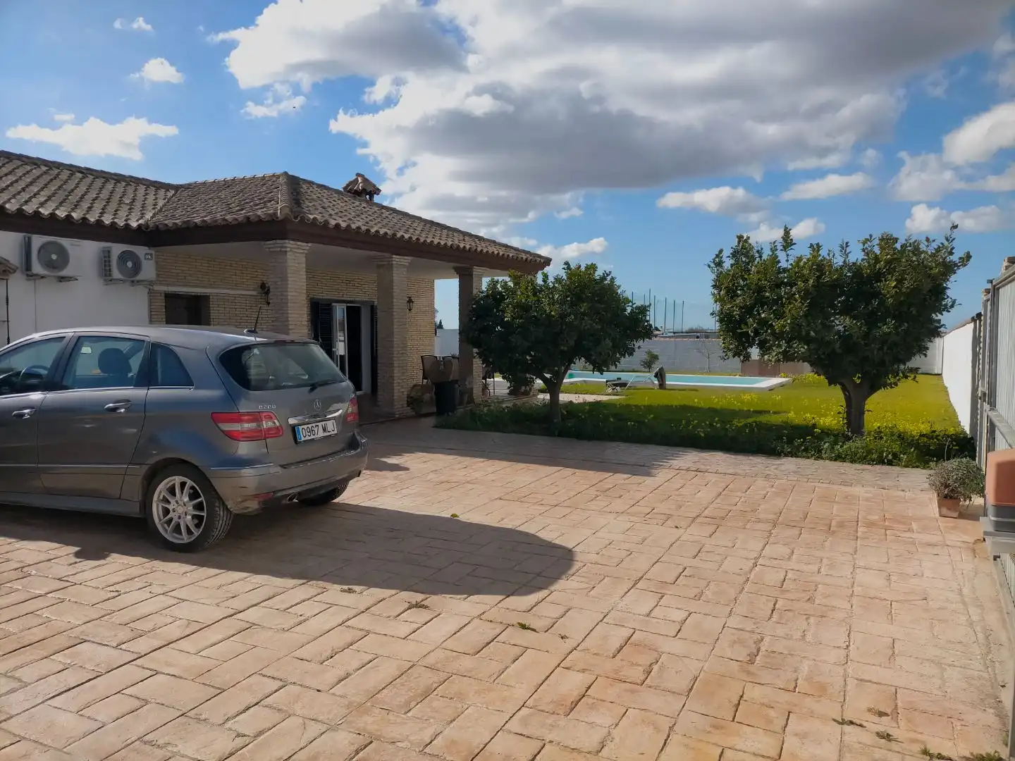 Vista exterior de Casa o xalet en venda en Chiclana de la Frontera amb Aire condicionat i Piscina