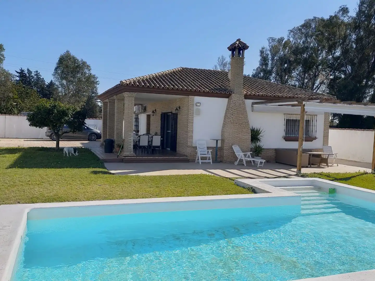 Vista exterior de Casa o xalet en venda en Chiclana de la Frontera amb Aire condicionat i Piscina