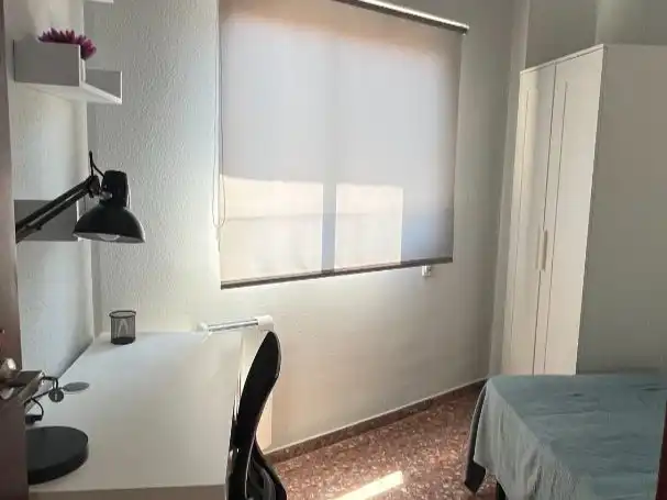 Room in Calle Ronda Mijares, 188, Ensanche - Parque del Oeste