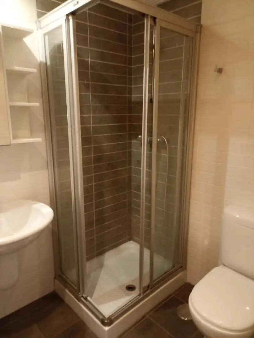 Badezimmer von Wohnung zum Verkauf in Santander mit Heizung, Privatgarten und Parkett