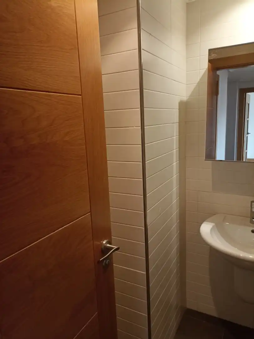 Badezimmer von Wohnung zum Verkauf in Santander mit Heizung, Privatgarten und Parkett