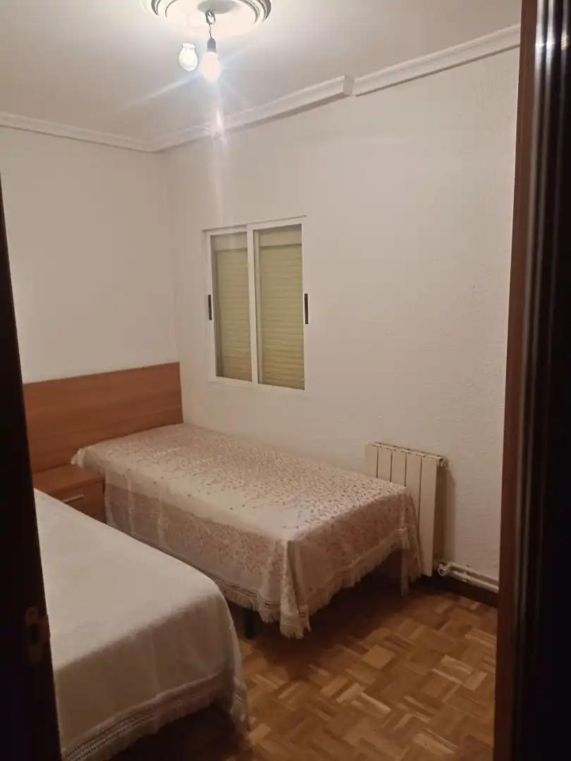 Piso en venta en Calle Francisco Pizarro, 1, Ave María Habitación de Piso en venta en Palencia con Calefacción, Parquet y Amueblado