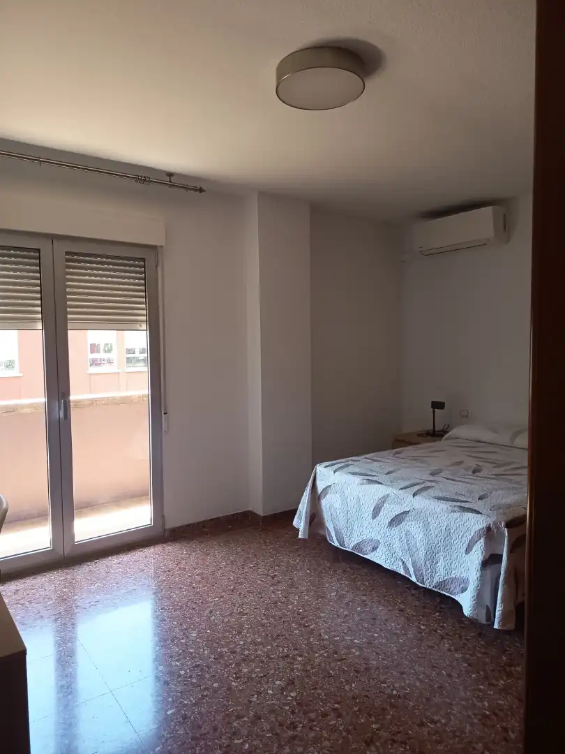 Dormitori de Pis per a compartir en Valencia amb Aire condicionat, Calefacció i Terrassa