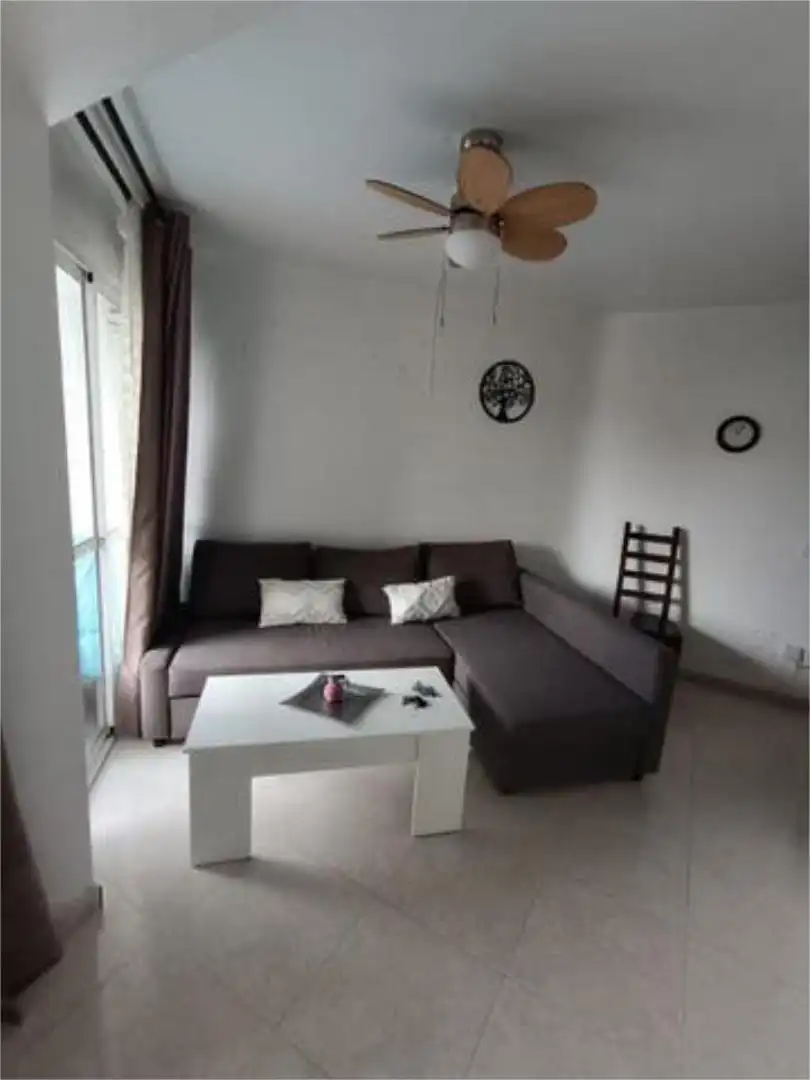 Apartament de lloguer a La Carihuela - Los Nidos Sala d'estar de Apartament de lloguer en Torremolinos amb Moblat