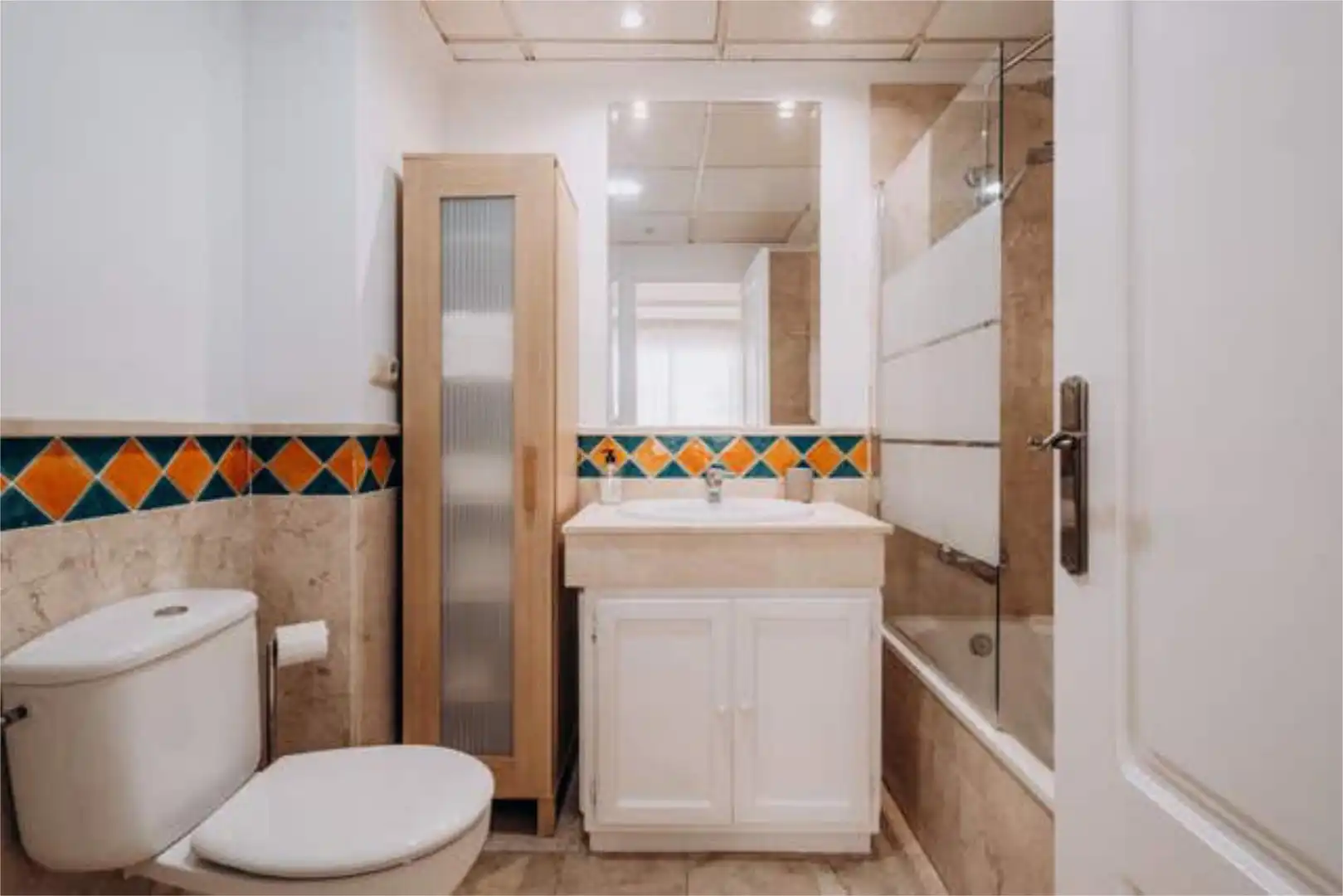 Baño de Apartamento de alquiler en Marbella con Calefacción, Terraza y Piscina