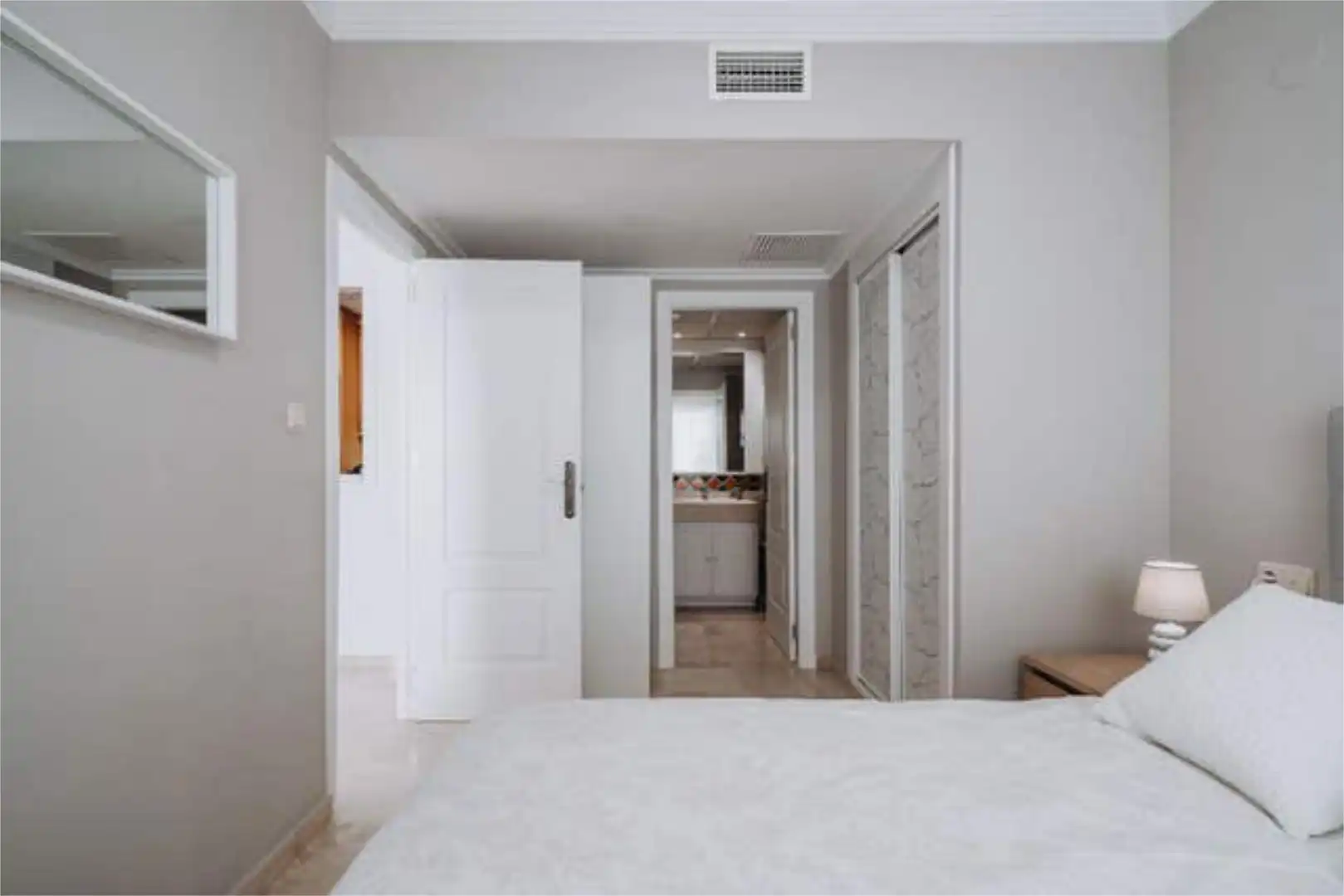 Habitación de Apartamento de alquiler en Marbella con Calefacción, Terraza y Piscina