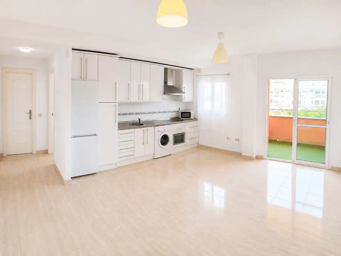 Apartament en venda a Avenida de la Paz, 3, San Luis de Sabinillas Cuina de Apartament en venda en Manilva amb Terrassa i Piscina