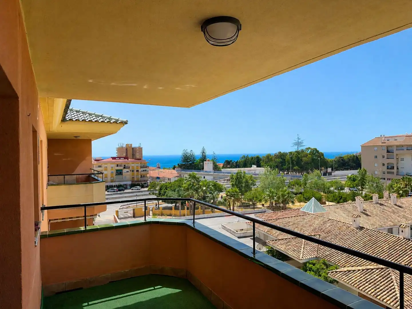 Apartament en venda a Avenida de la Paz, 3, San Luis de Sabinillas Vista exterior de Apartament en venda en Manilva amb Terrassa i Piscina