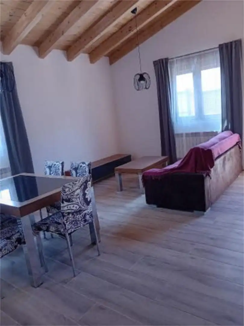 Casa adosada de lloguer a Vega de Infanzones Sala d'estar de Casa adosada de lloguer en Vega de Infanzones amb Jardí privat i Moblat