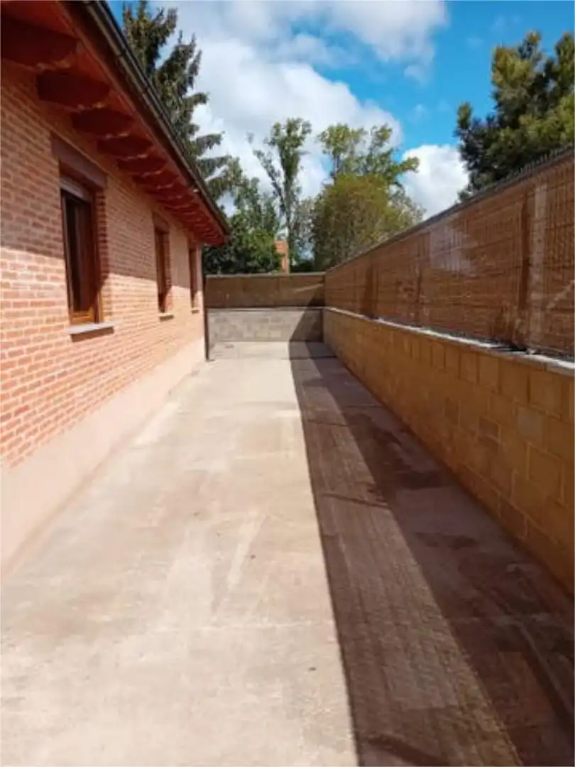 Casa adosada de lloguer a Vega de Infanzones Aparcament de Casa adosada de lloguer en Vega de Infanzones amb Jardí privat i Moblat