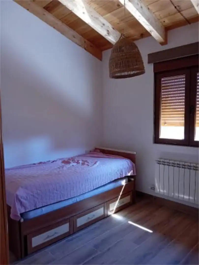 Casa adosada de lloguer a Vega de Infanzones Dormitori de Casa adosada de lloguer en Vega de Infanzones amb Jardí privat i Moblat