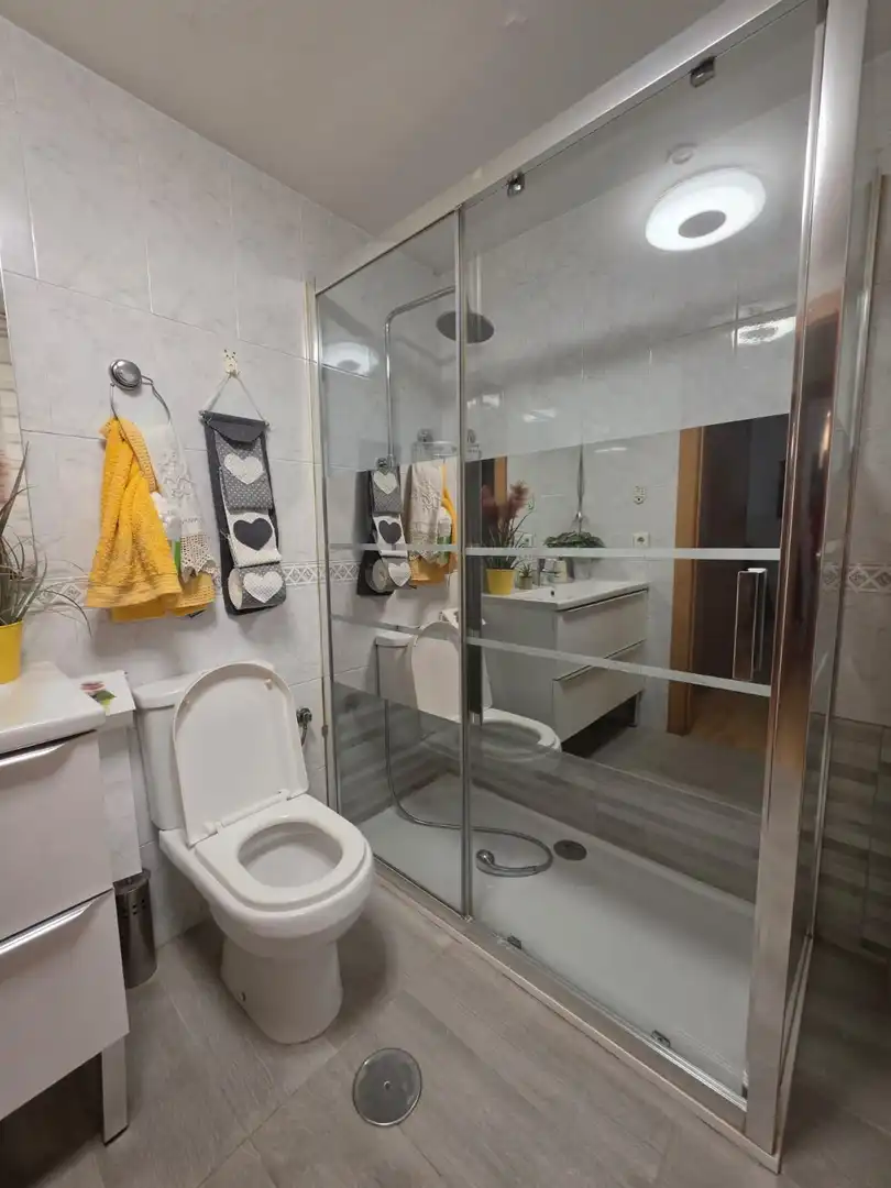 Baño de Piso en venta en Pinos Genil con Aire acondicionado, Parquet y Piscina