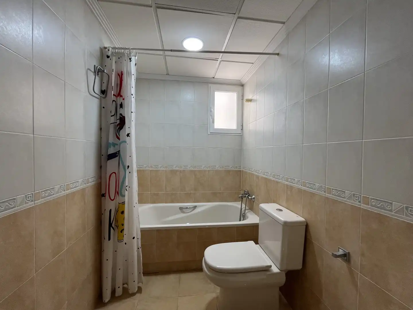 Baño de Piso de alquiler en Elda con Aire acondicionado, Amueblado y Balcón