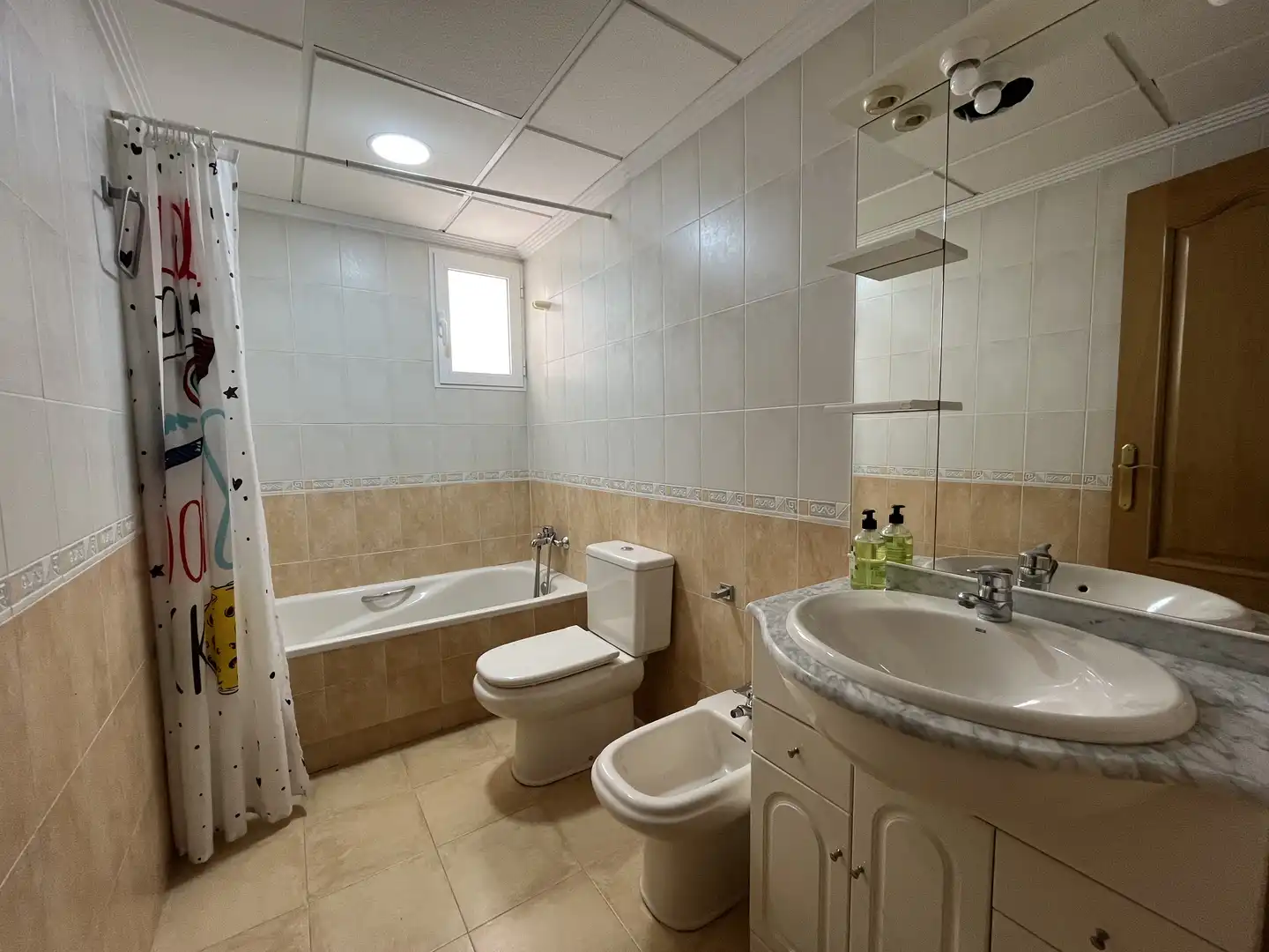 Baño de Piso de alquiler en Elda con Aire acondicionado, Amueblado y Balcón