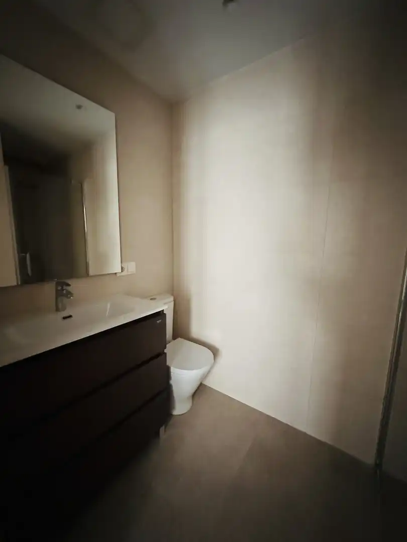 Flat for rent in Calle Troncón, 37, Puerto Deportivo Bathroom of Flat for rent in Fuengirola with Air Conditioner, Heating and Terrace