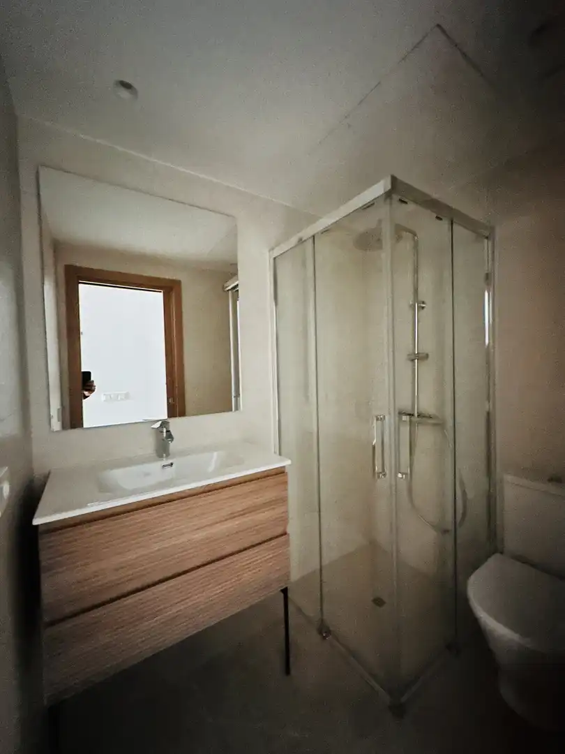Flat for rent in Calle Troncón, 37, Puerto Deportivo Bathroom of Flat for rent in Fuengirola with Air Conditioner, Heating and Terrace