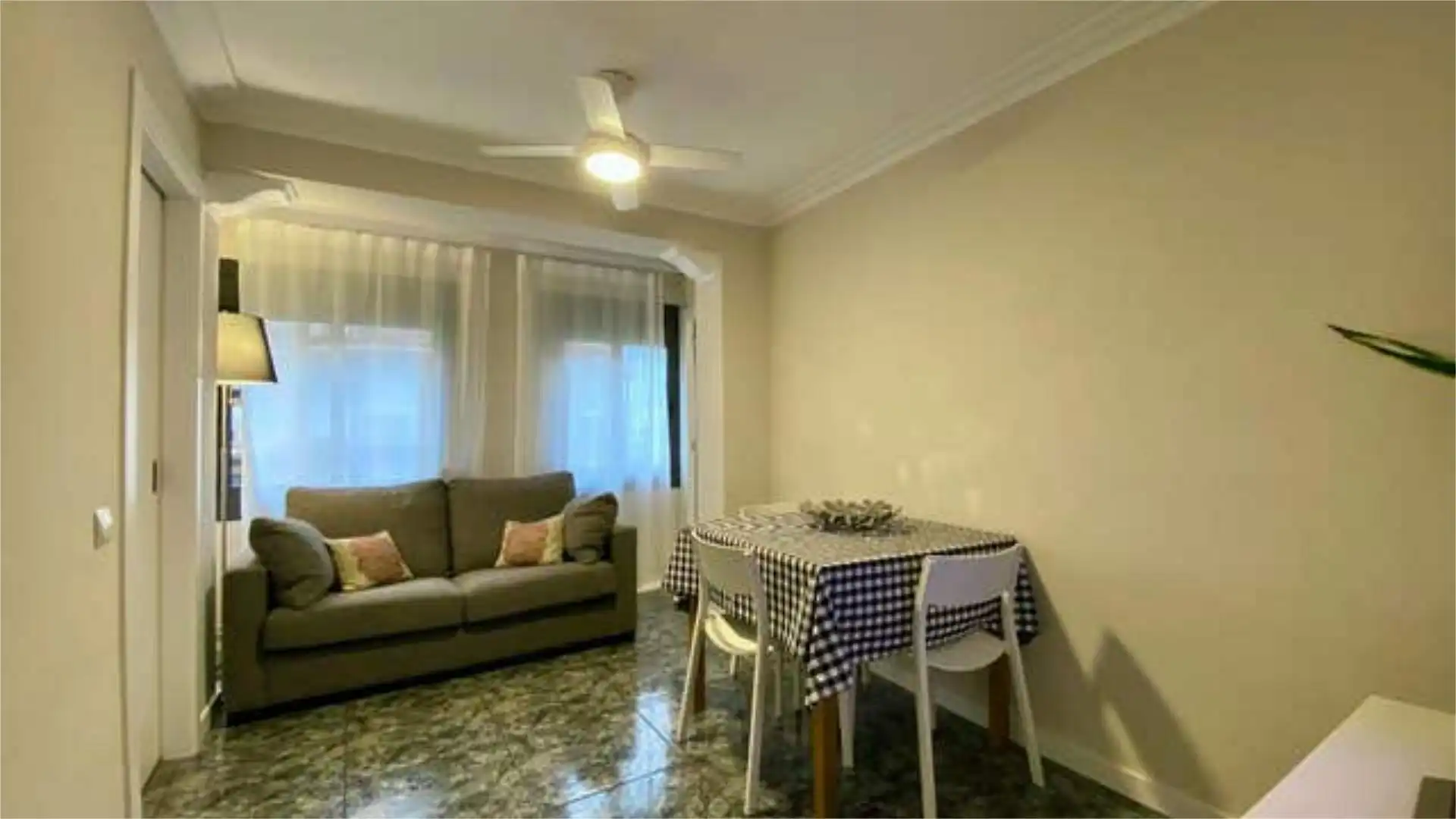 Sala de estar de Apartamento de alquiler en L'Hospitalet de Llobregat con Piscina