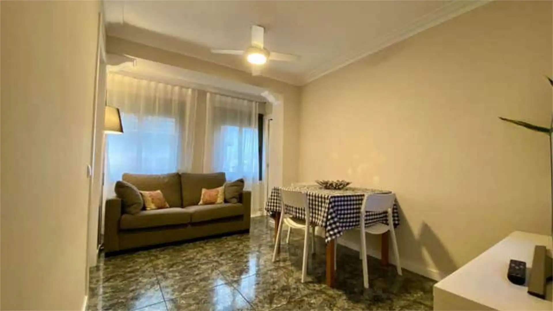 Vista exterior de Apartamento de alquiler en L'Hospitalet de Llobregat con Piscina
