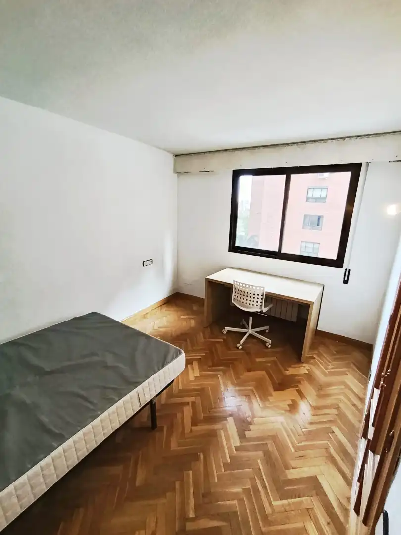 Pis en venda a Calle del Marqués de Lozoya, 21, Estrella Dormitori de Pis en venda en Madrid amb Calefacció, Jardí privat i Parquet