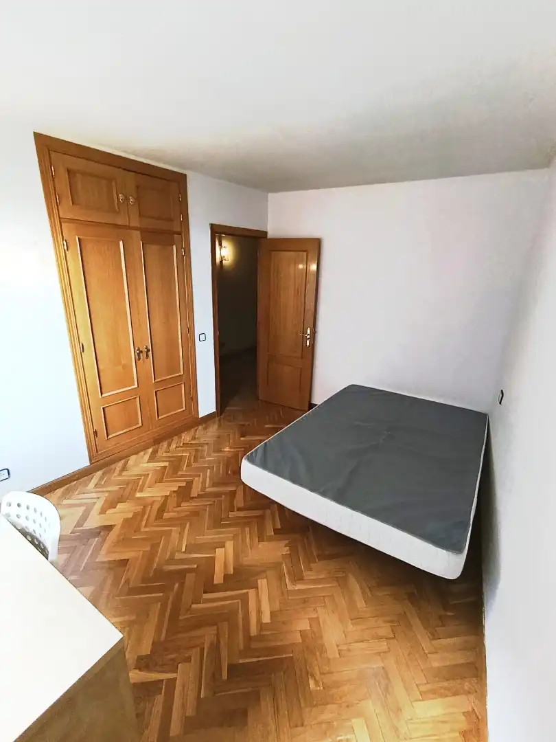 Pis en venda a Calle del Marqués de Lozoya, 21, Estrella Dormitori de Pis en venda en Madrid amb Calefacció, Jardí privat i Parquet