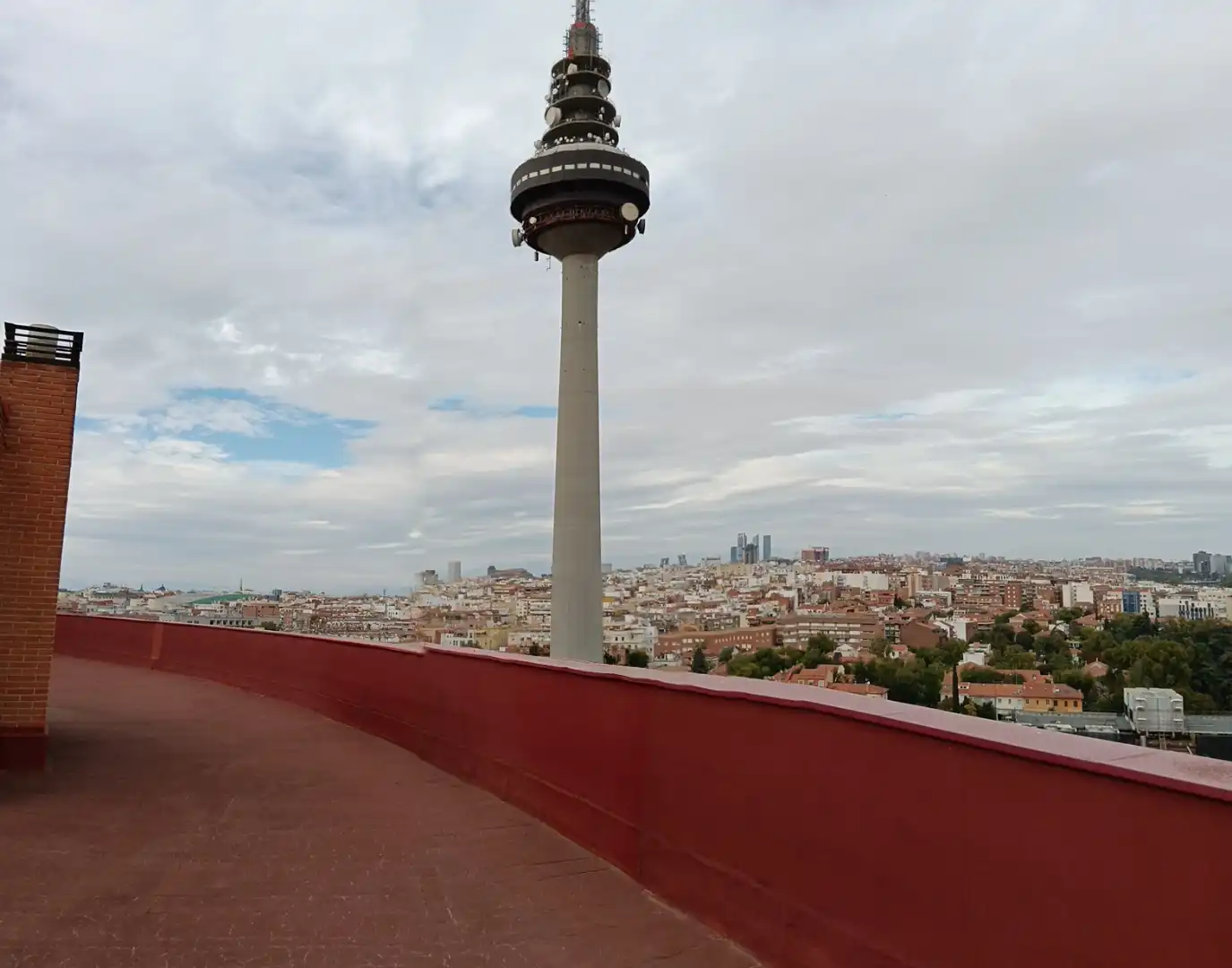 Pis en venda a Calle del Marqués de Lozoya, 21, Estrella Vista exterior de Pis en venda en Madrid amb Calefacció, Jardí privat i Parquet