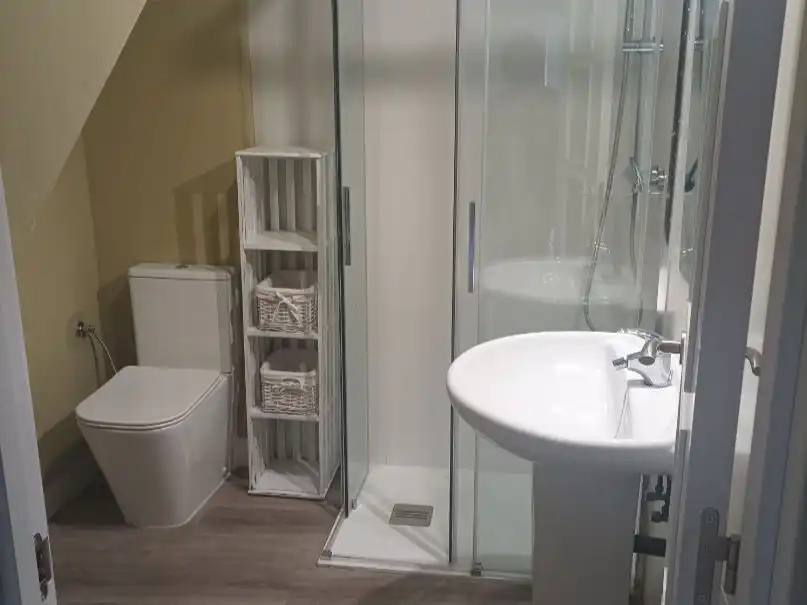 Badezimmer von Wohnungen zur Miete in Cuenca mit Heizung und Möbliert