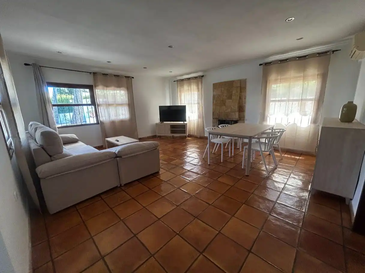 Casa o xalet de lloguer a Camino del Paellero, 32, Pinar del Advocat - Cometa Sala d'estar de Casa o xalet de lloguer en Moraira amb Aire condicionat, Calefacció i Jardí privat