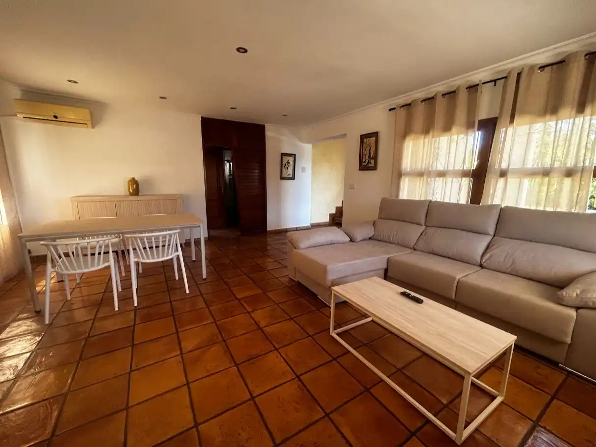 Casa o xalet de lloguer a Camino del Paellero, 32, Pinar del Advocat - Cometa Sala d'estar de Casa o xalet de lloguer en Moraira amb Aire condicionat, Calefacció i Jardí privat