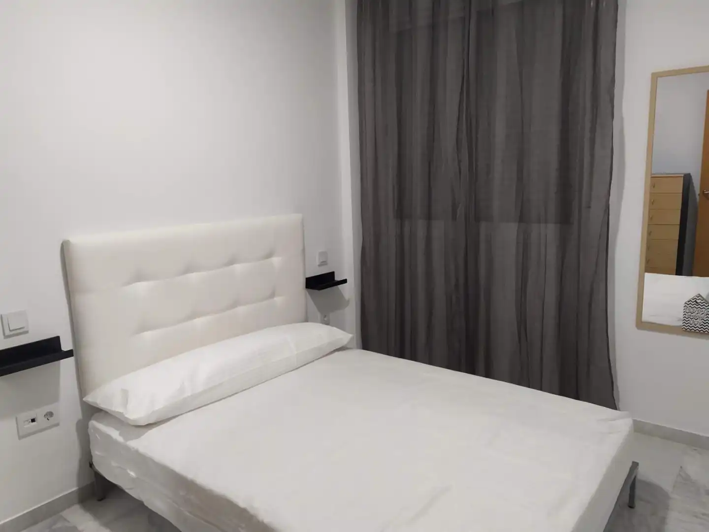Schlafzimmer von Wohnung zur Miete in Gines mit Klimaanlage