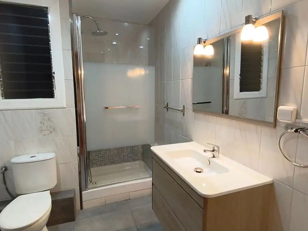 Baño de Apartamento de alquiler en  Barcelona Capital con Aire acondicionado y Balcón