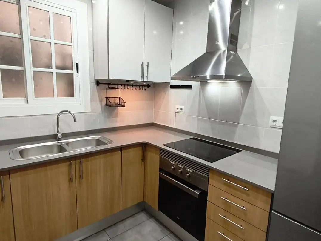 Cocina de Apartamento de alquiler en  Barcelona Capital con Aire acondicionado y Balcón