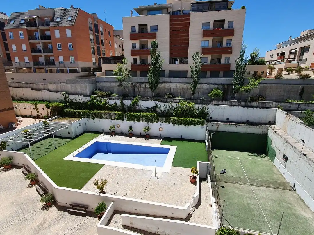 Piso de alquiler en Calle Aconcagua, 50, Camino de los Neveros - Serrallo Piscina de Piso de alquiler en Granada con Calefacción, Trastero y Piscina